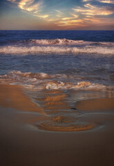 atardecer en playa con hermosas nubes al fondo