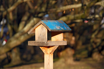 Bird feeder with blue roof