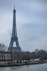 Widok na Sekwanę i wieżę Eiffla w Paryżu