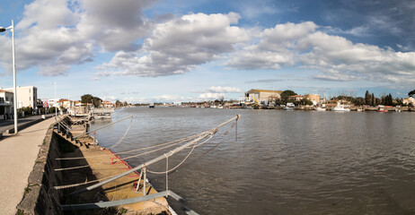  Panorama des berges de l'Hérault à Agde, France.