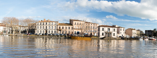  Panorama des berges de l'Hérault à Agde, France.