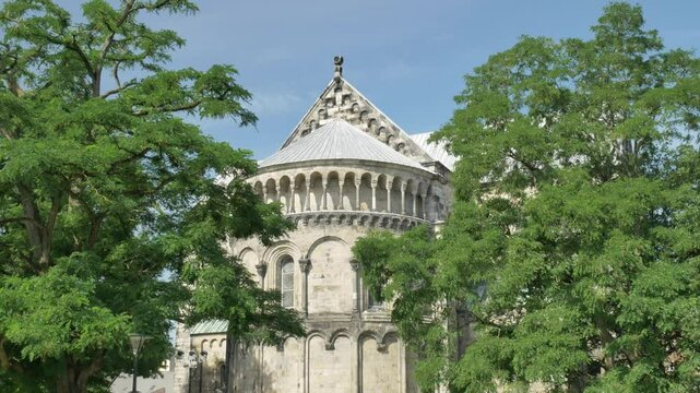 Majest&auml;tischer Blick nach oben auf den Dom zu Lund &ndash; imposante romanische Architektur mit historischen T&uuml;rmen und faszinierenden Details vor schwedischem Himmel