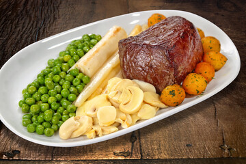 Tornedor Luis XV, classic meat dish with mushrooms, peas and soutée potatoes