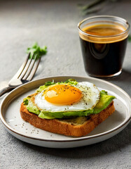 Tostada con aguacate