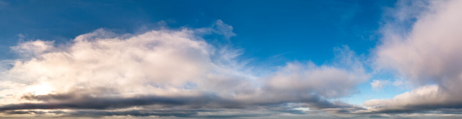 Obraz premium Vast Cloudscape with Blue Sky in Natural British Columbia Landscape