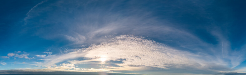 Obraz premium Expansive Cloudscape Over Dynamic Blue Sky and Natural Horizon in Daylight