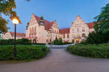 Obraz premium The old building of the Adam Mickiewicz University in Poznan during blue hour.