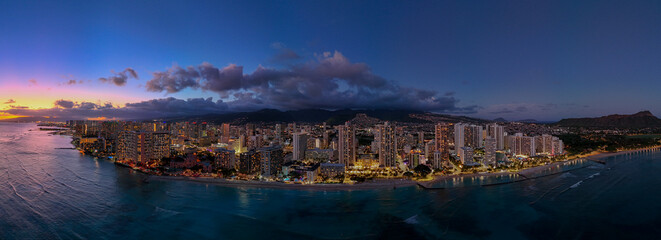 Naklejka premium Aerial View Of Waikiki Beach Towards Honolulu At Sunset