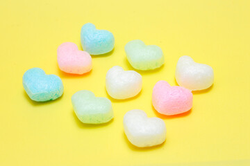 黄色背景のハート型の梱包材