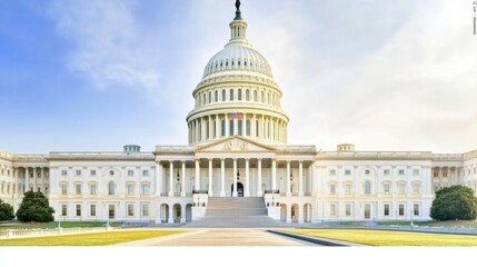 Obraz premium The United States Capitol building with a clear sky backdrop.