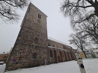 Sicht auf die St. Marie - Kirche im Schnee in Strausberg, Brandenburg