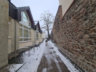 eine Nebengasse entlang der alten Mauer, in der historischen Altstadt von Strausberg (Brandenburg)...