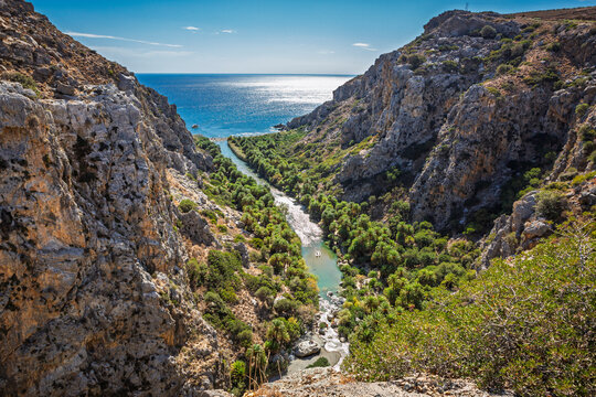 Schlucht in Kreta mit Blick auf den Palmenstrand von Preveli