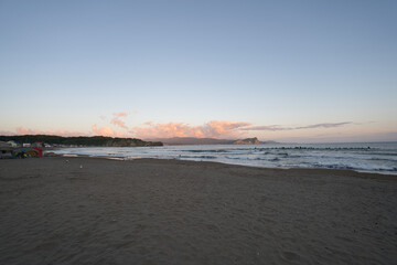 朝焼けのきれいな青空と海岸線の砂浜