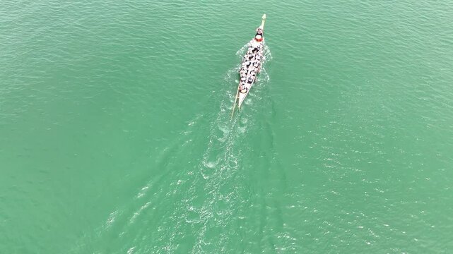 vista a&eacute;rea de competidores de remo que pasan a toda velocidad para obtener el triunfo en la competencia anual de remo en panam&aacute;.