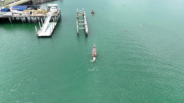Deportistas reman en la competencia anual de   remo en la bah&iacute;a de  panam&aacute;.