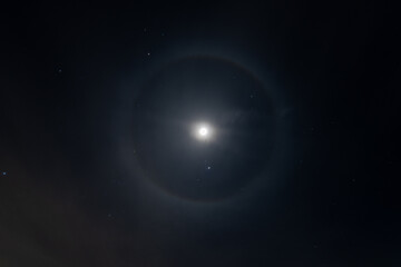 Obraz premium Sternenhimmel mit Mond und Halo – Faszinierende Himmelserscheinung in der Nacht