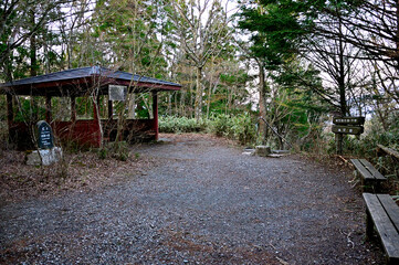 道志山塊の石割山　朝の石割山ハイキングコースの避難小屋
