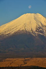 道志山塊の石割山山頂より　朝焼けの富士山に満月
