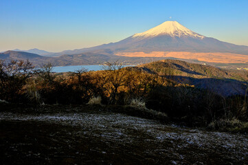 道志山塊の石割山山頂より望む朝焼けの富士山
