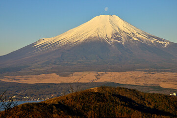 道志山塊の石割山山頂より望む朝焼けの富士山
