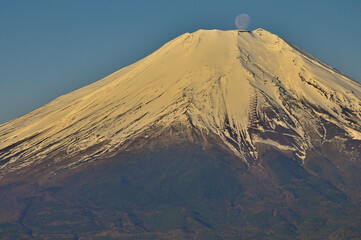 道志山塊の石割山山頂より　朝焼けの富士山に満月
