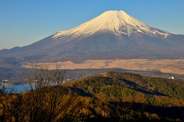 道志山塊の石割山山頂より　朝焼けに染まる富士山
