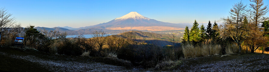 道志山塊の石割山山頂からのパノラマ　朝焼けの富士山
