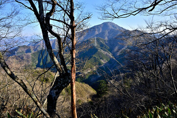 道志山塊の日向峰の森からの展望　日本二百名山の御正体山
