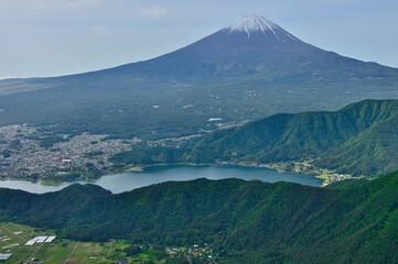 Fototapeta premium 御坂山地の中藤山より 春の富士山を望み河口湖を見下ろす 