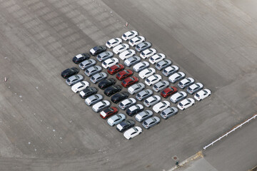 Fototapeta premium 千葉ポートタワーから見た船の積み込みを待つ自動車群