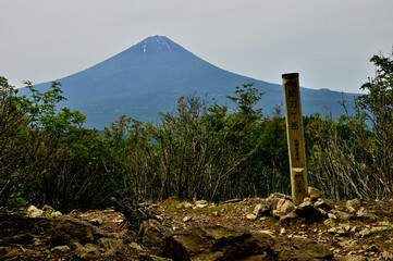 御坂山地の節刀ヶ岳山頂より初夏の頃の富士山を望む
