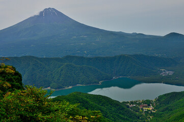 御坂山地の十二ヶ岳より望む初夏の頃の富士山と西湖

