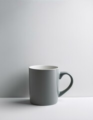 Obraz premium 何気ない日常の一瞬、ホワイトの背景にそっと置かれたマグカップ 