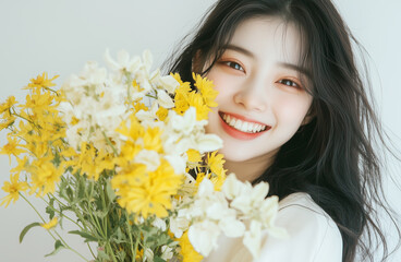 黄色い花束を抱えた女性