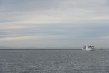 神戸メリケンパークから大阪湾を臨む