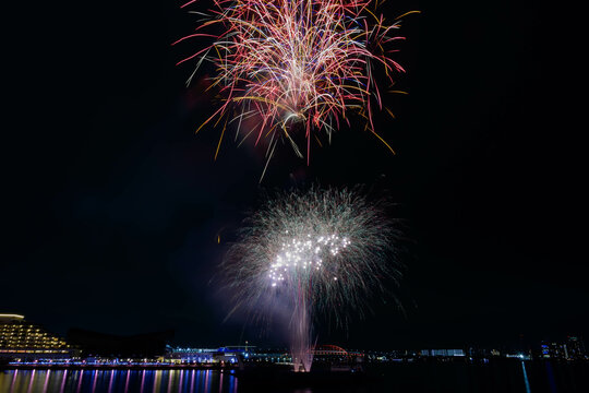 冬の夜の花火　みなとまち神戸港沖で光のアート