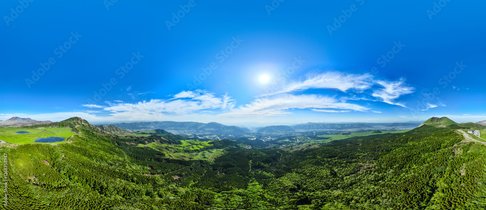 Aufkleber パノラマ、展望、自然、風景、空撮、ドローン、俯瞰、地平線、大地、環境、青空、熊本、阿蘇山、草千里ヶ浜、観光、旅行、景色、絶景、景観、明るい、太陽、日の出、朝日、新緑、森林、山林、グリーン、エコロジー、エコシステム、地球環境、環境保護、気候変動、サステナブル、SDGs、グリーントランスフォーメーション、GX、SX、ESG投資、CSR、高原、高地、山地、明日、未来、カルデラ、コピースペース、山嶺、登山