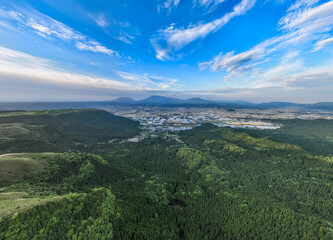 Fototapeta premium 阿蘇山、阿蘇、パノラマ、超広角、空撮、ドローン、森林、熊本県、日本、自然、環境、農業、山林、青空、地平線、展望、絶景、将来、風景、景色、景観、阿蘇市、山脈、カルデラ、観光、旅行、観光地、新緑、大地、グリーン、エコロジー、地球環境、環境保護、気候変動、サステナブル、SDGs、サステナビリティ、グリーントランスフォーメーション、GX、SX、ESG投資、脱炭素社会、カーボンオフセット、カーボンニュートラ