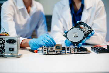 Obraz premium Showcasing expert computer hardware assembly and hard drive installation with precision