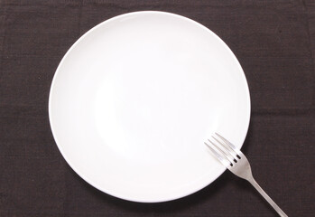 ランチョンマットに乗ってる大皿とフォーク