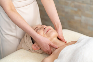 首のマッサージを受ける日本人女性