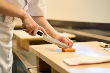 調理をする和食の料理人