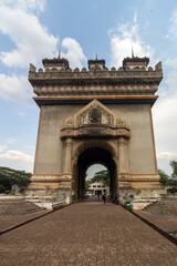 Obraz premium Vientiane, Laos - 02 May 2023 - Patuxai Gate in the Thannon Lanxing area of Vientiane, Laos