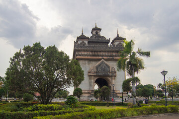 Obraz premium Vientiane, Laos - 02 May 2023 - Patuxai Gate in the Thannon Lanxing area of Vientiane, Laos