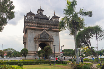 Obraz premium Vientiane, Laos - 02 May 2023 - Patuxai Gate in the Thannon Lanxing area of Vientiane, Laos