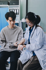 Obraz premium Female physician reads medical history while visiting her patient