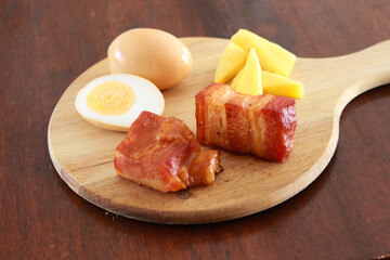 燻製卵とチーズとベーコンのイメージ
