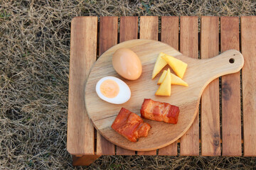 燻製卵とチーズとベーコンのイメージ