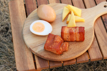 燻製卵とチーズとベーコンのイメージ